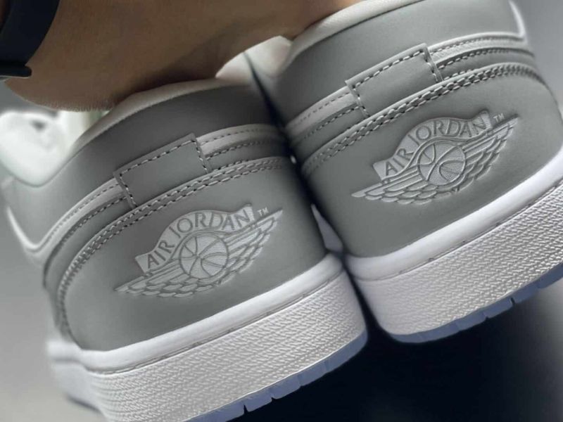 Quan sát gót và đường may: form cân đối, logo sắc nét là hàng thật.