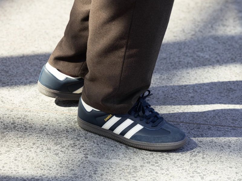 Chọn size Samba theo nhu cầu: chơi thể thao, đi bộ, phối đồ hay mang vớ dày, đảm bảo thoải mái và giữ form giày.