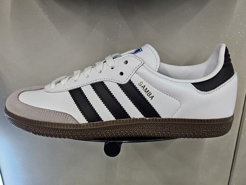 Da lộn và nubuck trên Adidas Samba dễ bám bụi nhưng khó vệ sinh, cần cẩn thận để giữ màu và form.