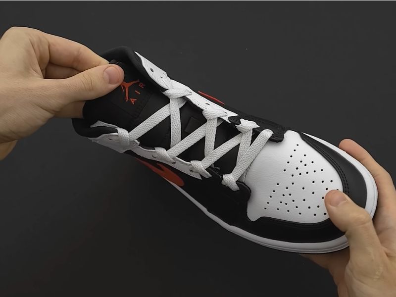 Buộc dây ziczac độc lạ, tạo hiệu ứng lượn sóng nổi bật ngay từ góc nhìn đầu tiên.