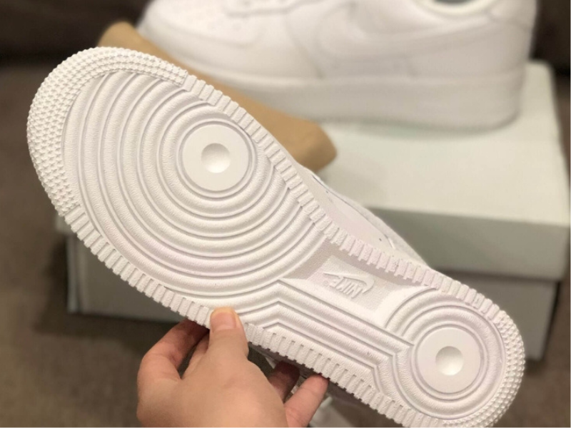 Đế giày Nike thật có vân sắc nét, túi khí căng, lót mềm