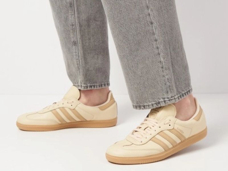 Form giày Adidas Samba: hơi hẹp ở mũi và hai bên, ôm chân nhưng thoải mái sau vài lần sử dụng.