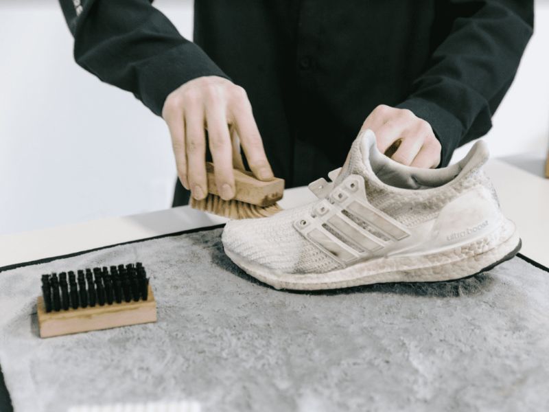 Giặt tay mới là cách an toàn cho Samba – tránh máy giặt làm hỏng da lộn và form giày.