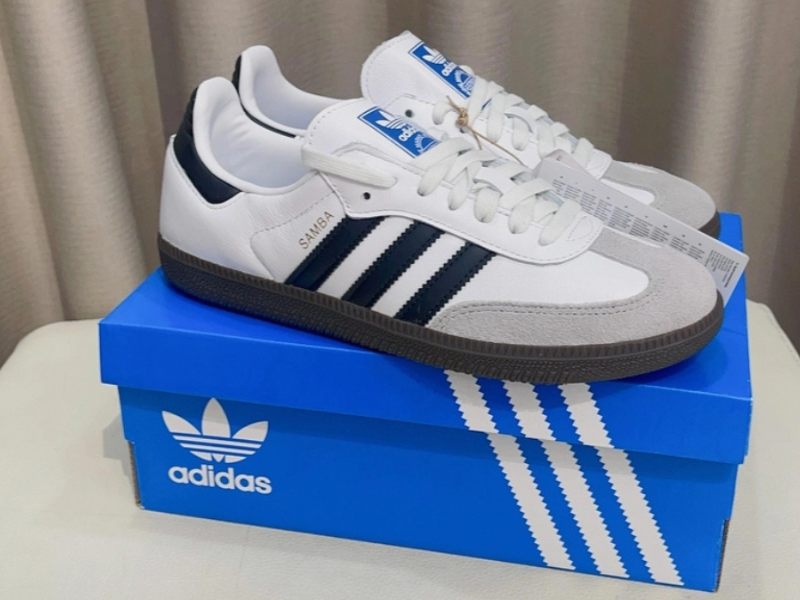 Hộp đựng giày chính hãng với mã sản phẩm trùng khớp 