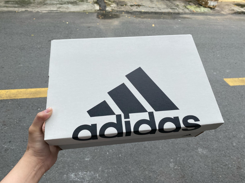 Hộp giày Adidas chính hãng cứng cáp, logo sắc nét