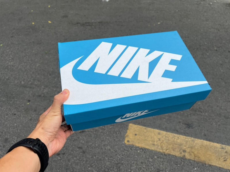  Hộp giày Nike chính hãng với logo sắc nét và phụ kiện đi kèm