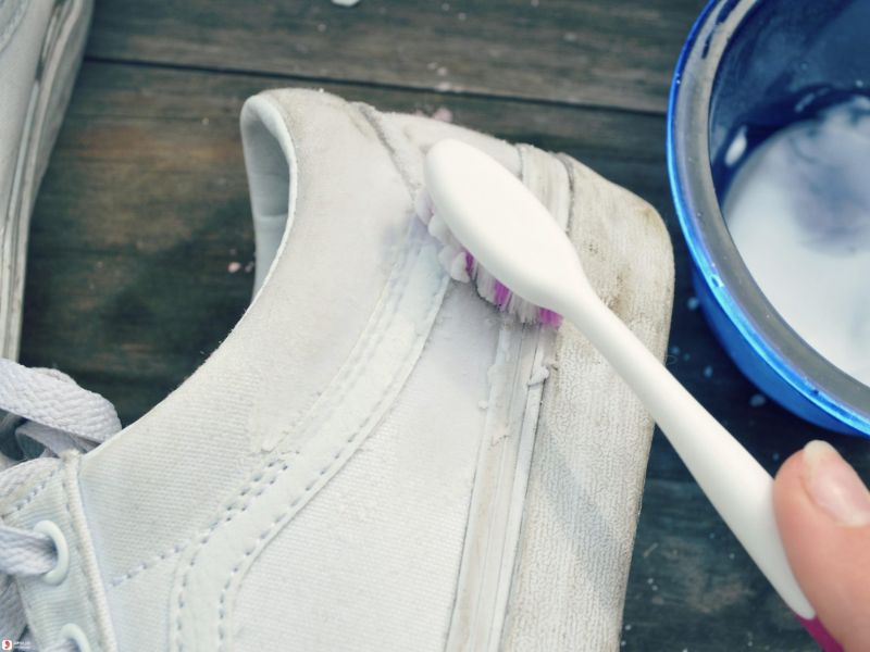 Làm sạch từng bước: bàn chải mềm, dung dịch chuyên dụng và phơi đúng cách để giày luôn như mới.