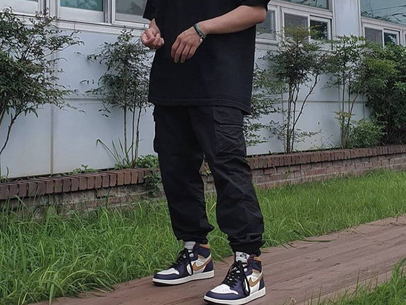 Jordan cổ cao phối cùng quần kaki và áo phông