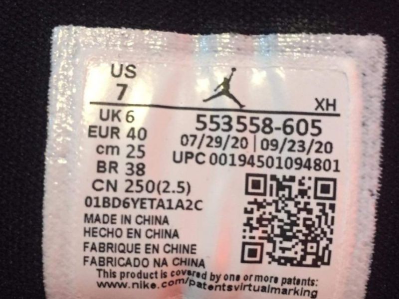 Kiểm tra font chữ, mã style và ngày sản xuất để phân biệt thật – giả.