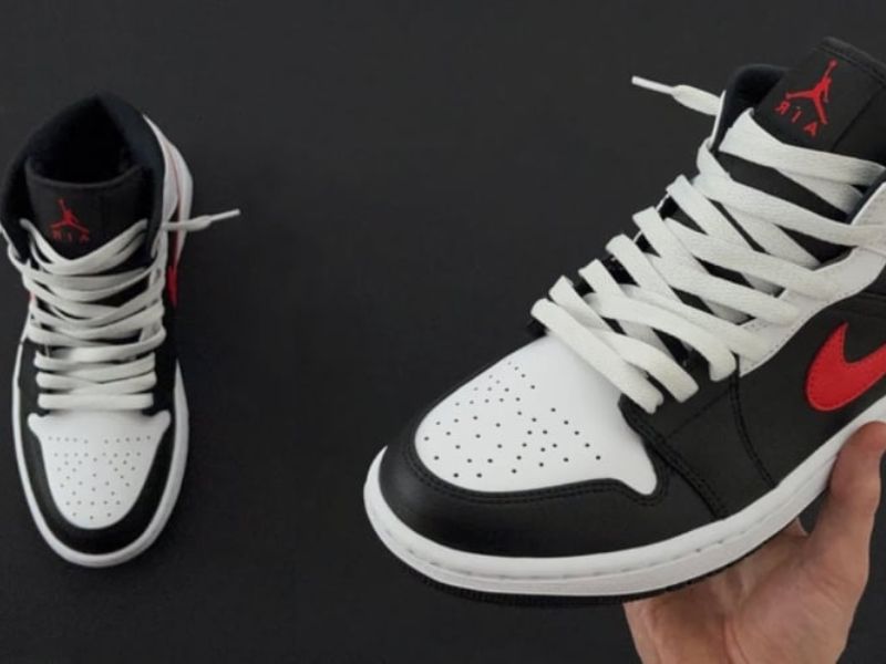 Phong cách loose–lace thả dây tự nhiên, đúng chất streetwear, không cần thắt nơ.