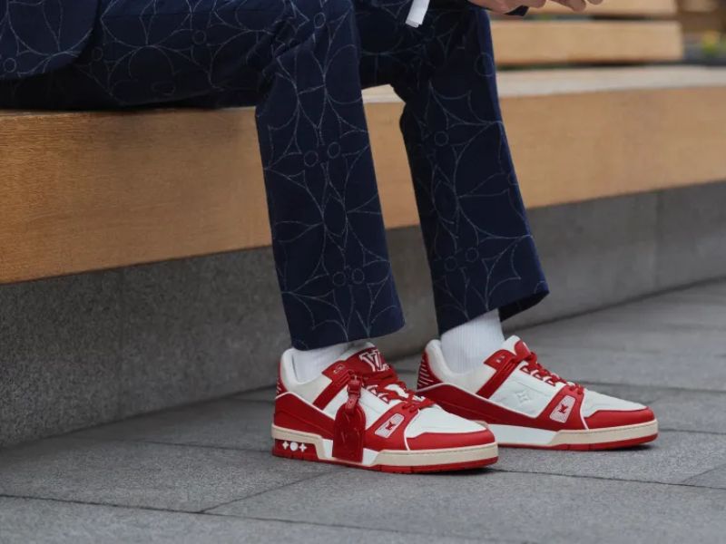 Louis Vuitton Trainer hot nhờ phong cách street-luxury, dễ phối và luôn nằm trong top hype.
