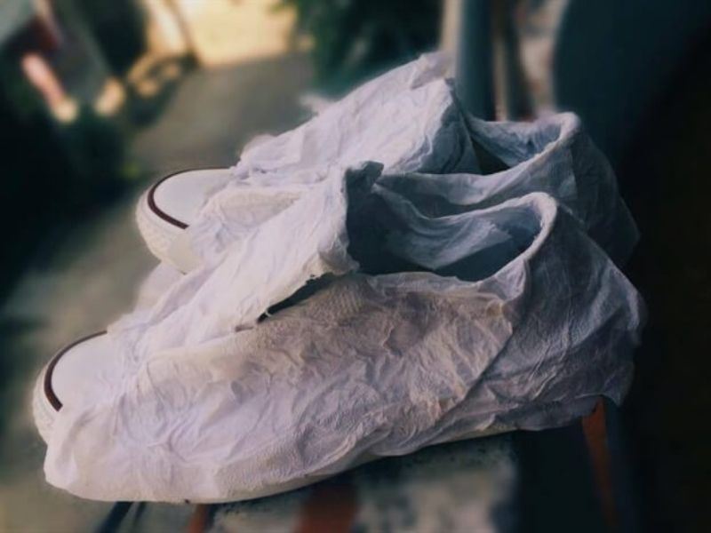 Bảo quản thông minh: dùng xịt chống thấm, để giày nghỉ xen kẽ và giữ form bằng giấy báo hoặc bọt chuyên dụng.