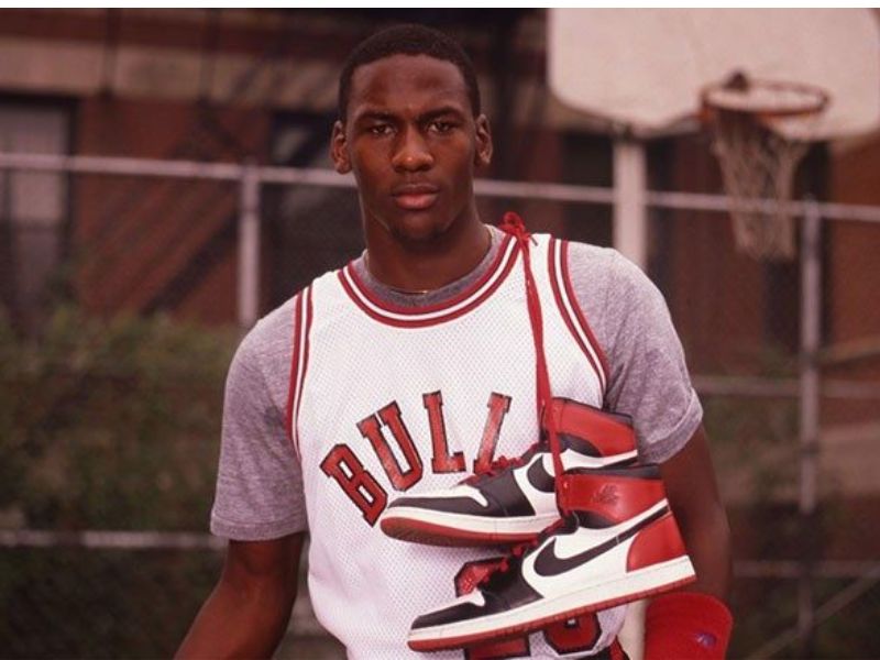 Michael Jordan cùng đôi Air Jordan đầu tiên – khởi nguồn cho huyền thoại sneaker toàn cầu.