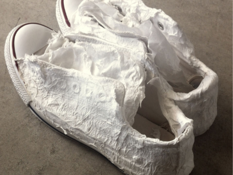 Phơi giày trong bóng râm để giữ form, tránh ố vàng