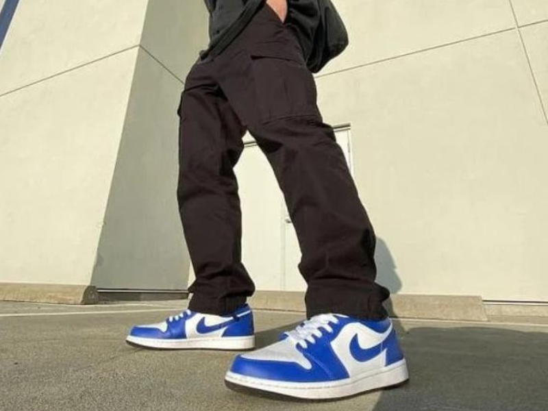 Phối Jordan Low với áo phông kaki