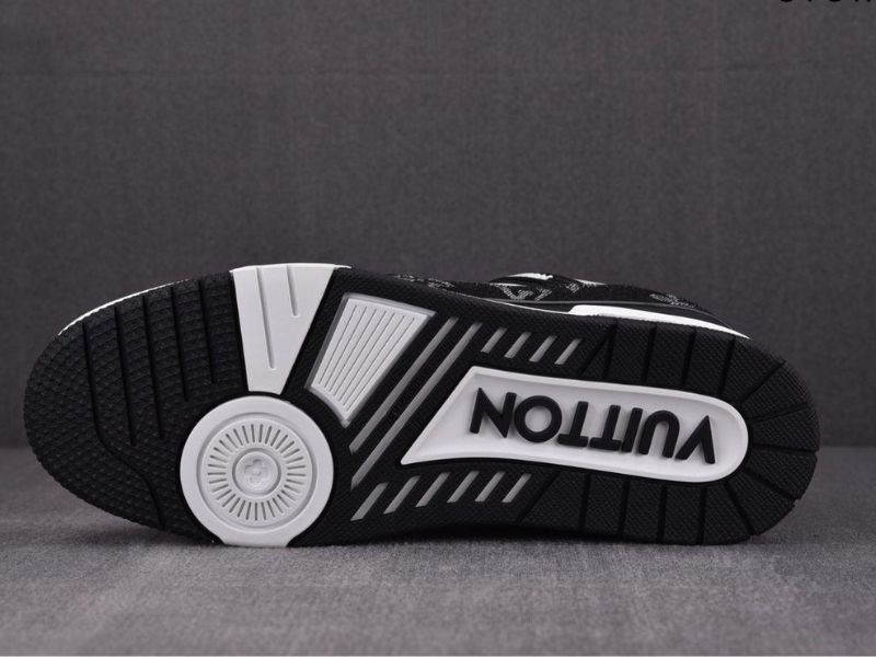 Đế, mũi và gót giày Louis Vuitton – từng đường nét chuẩn, fake nhìn là lộ ngay.