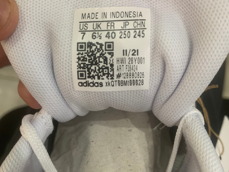 Tem giày Adidas thật với mã QR và ký hiệu rõ ràng